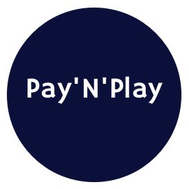 Rund skylt i mörkblått med texten "Pay 'N' Play" i vitt